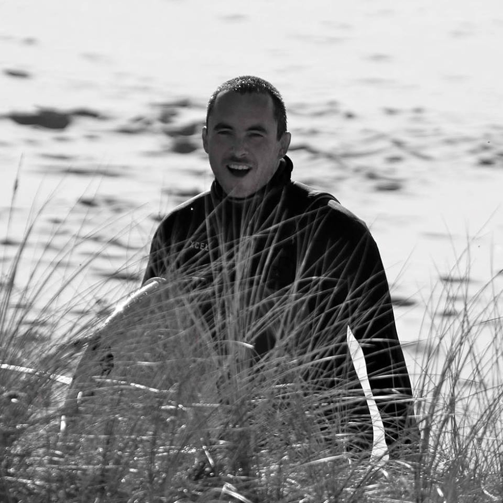 Guillaume de Magnet surf School en sortie de l'eau après une super session